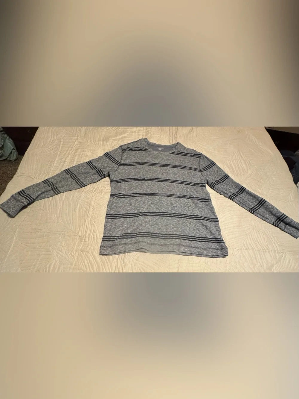 Banana Republic size Large men’s Thin Sweater Gray & Black Horizontal Stripes